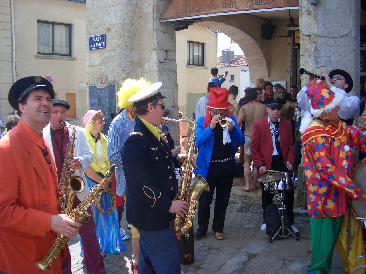 VIC-FEZENSAC Concours fanfares Pentecôte 2005 016