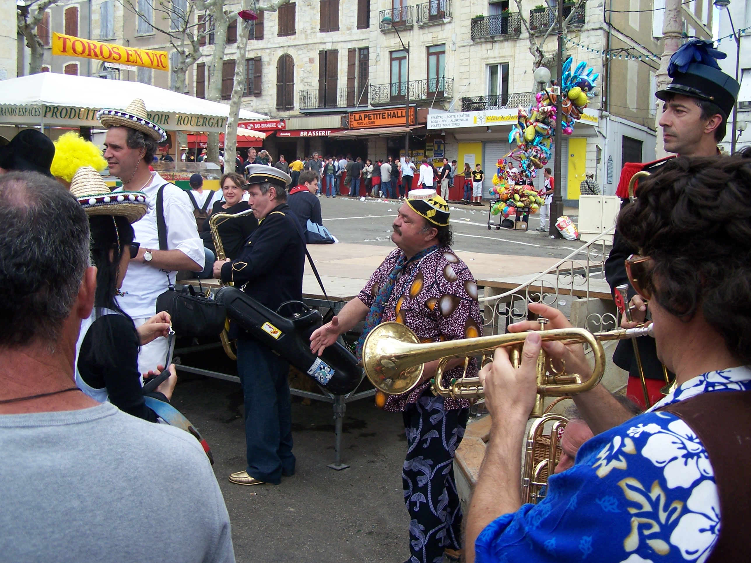 VIC-FEZENSAC Pentecôte2OO5 concours fanfares 031
